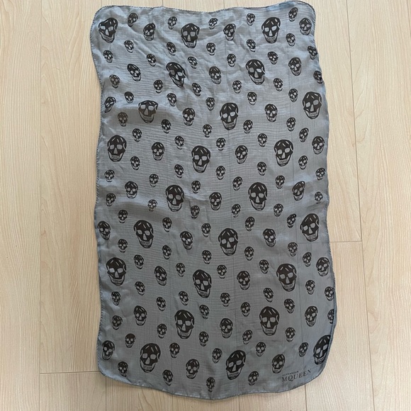 Alexander McQueen 100% Silk Black and Grey Skull Scarf - Picture 2 of 6